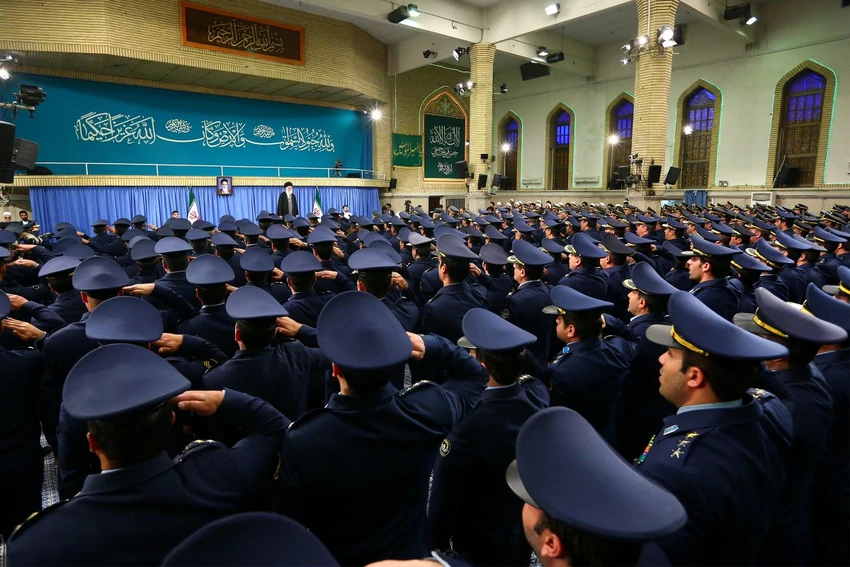 Lãnh đạo tối cao Iran Ayatollah Ali Khamenei trong một cuộc gặp với lực lượng không quân Iran tháng 2-2016. Ảnh: TWITTER