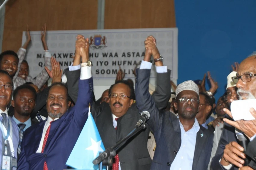Tổng thống sắp mãn nhiệm Hassan Sheikh Mohamud (thứ ba từ trái sang) và Tổng thống đắc cử Mohamed Abdullahi Farmajo (thứ tư từ trái sang) sau cuộc bỏ phiếu ngày 8-2. Ảnh: EPA