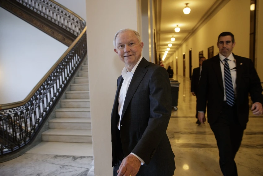 Ông Jeff Sessions (trái) rời tòa nhà Quốc hội sau cuộc điều trần ngày 8-2. Ảnh: AP