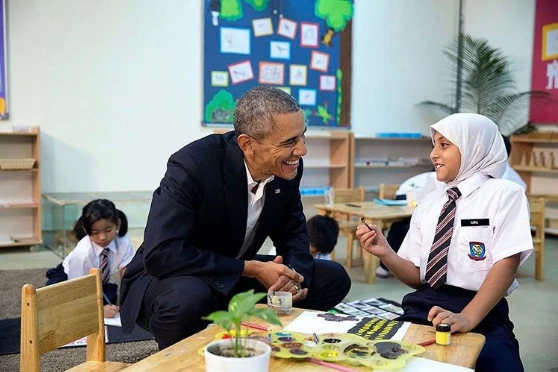 Tổng thống Obama gặp gỡ một em bé tị nạn. Ảnh: PETE SOUZA
