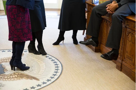 Tổng thống Obama bàn công việc với 3 nữ cố vấn Nhà Trắng. Ảnh: PETE SOUZA