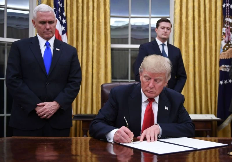 Ông Trump sẽ phải viết lại một sắc lệnh ít cứng rắn hơn? Ảnh: GETTY IMAGES