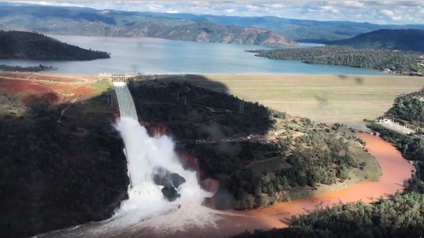 Nước từ đập Oroville thoát qua một đập tràn khẩn cấp. Ảnh: AP đưa lại từ Văn phòng cảnh sát hạt Butte chụp từ trực thăng