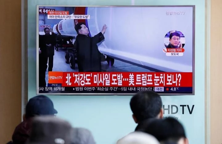 Lãnh đạo Kim Jong-un đích thân giám sát vụ phóng tên lửa đạn đạo mới nhất của Triều Tiên ngày 12-2. Ảnh: REUTERS