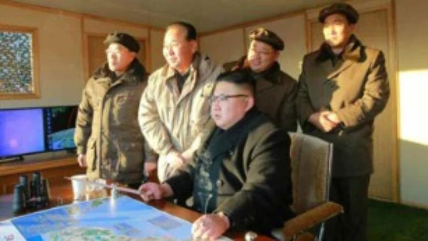 Lãnh đạo Kim Jong-un trực tiếp giám sát vụ thử tên lửa. Ảnh: CNN