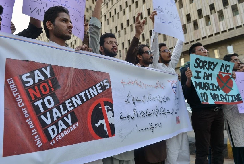 Valentine bị tẩy chay nhiều nơi ở châu Á ảnh 1 Biểu tình phản đối ngày Valentine ở Pakistan ngày 12-2. Ảnh: REUTERS