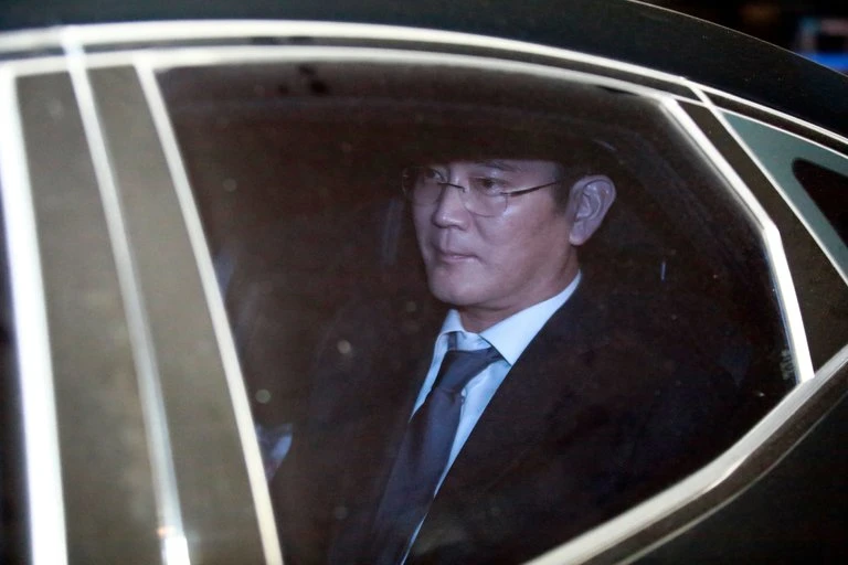 Ông Lee Jae-yong được đưa về Trung tâm Giam giữ Seoul sáng 17-2. Ảnh EPA