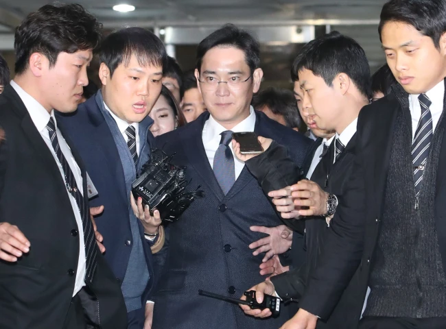Ông Lee Jae-yong trải qua một ngày dài thẩm vấn (16-2) ở Văn phòng công tố đặc biệt trước khi bị bắt ngày 17-2. Ảnh YONHAP