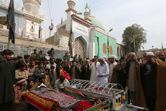 Đám tang nạn nhân thiệt mạng trong vụ đánh bom đền thờ ở thị trấn Sehwan, tỉnh Sindh (Pakistan) tối 16-2. Ảnh: REUTERS