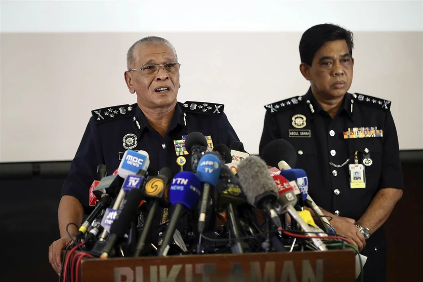 Phó Tổng Thanh tra cảnh sát Malaysia Noor Rashid Ibrahim (trái) tại cuộc họp báo về diễn tiến vụ việc, ngày 19-2 tại Kuala Lumpur (Malaysia). Ảnh: AP