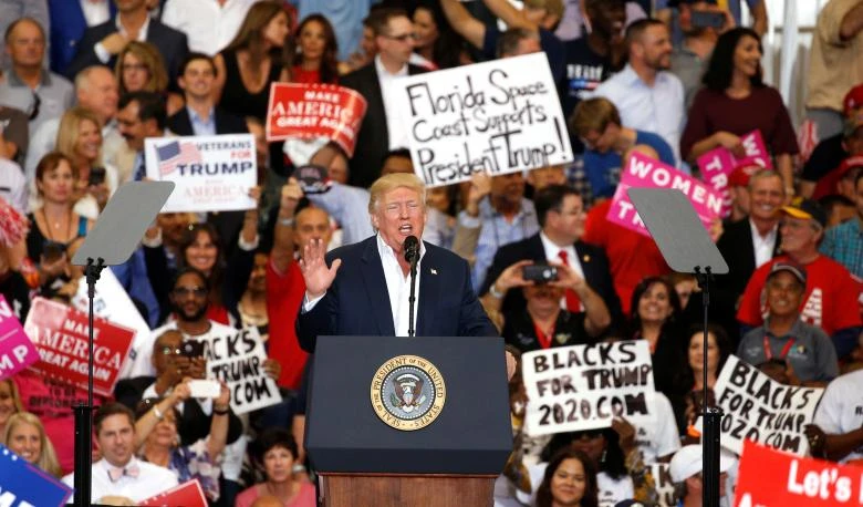 Tổng thống Mỹ Donald Trump tại cuộc gặp với người ủng hộ ở sân bay quốc tế Orlando Melbourne, Florida (Mỹ) ngày 19-2. Ảnh: REUTERS