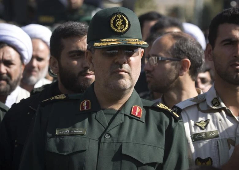 Tư lệnh Lục quân quân đội Iran Mohammad Pakpour (giữa) tại một lễ tang ở Tehran (Iran) ngày 20-2. Ảnh: REUTERS