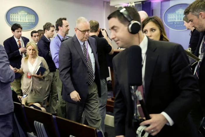 Nhiều nhà báo rời khỏi phòng họp báo sau khi các nhà báo CNN, New York Times, Politico, BuzzFeed News bị cấm tham dự, tại Nhà Trắng ngày 24-2. Ảnh: REUTERS
