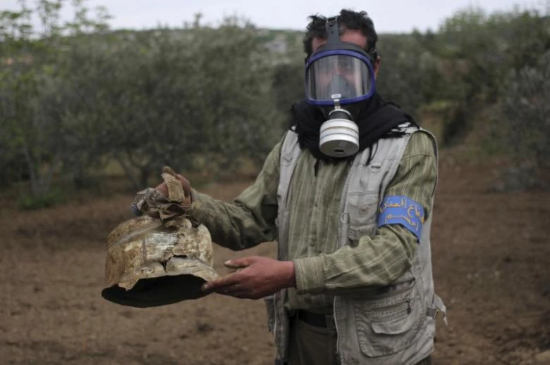 Một nhân viên cứu hộ thuộc tổ chức Bảo vệ Công dân tại làng Ibleen thuộc tỉnh Idlib (Syria) sau một cuộc tấn công bằng khí chlorine ngày 3-5-2015. Ảnh: REUTERS