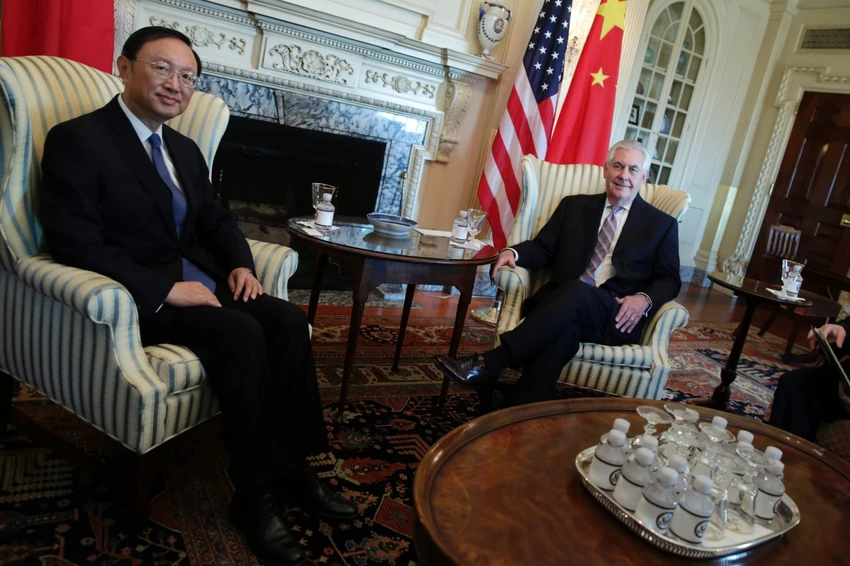 Ủy viên Quốc vụ viện Trung Quốc Dương Khiết Trì (trái) gặp Ngoại trưởng Mỹ Rex Tillerson tại Mỹ ngày 28-2. Ảnh: AFP