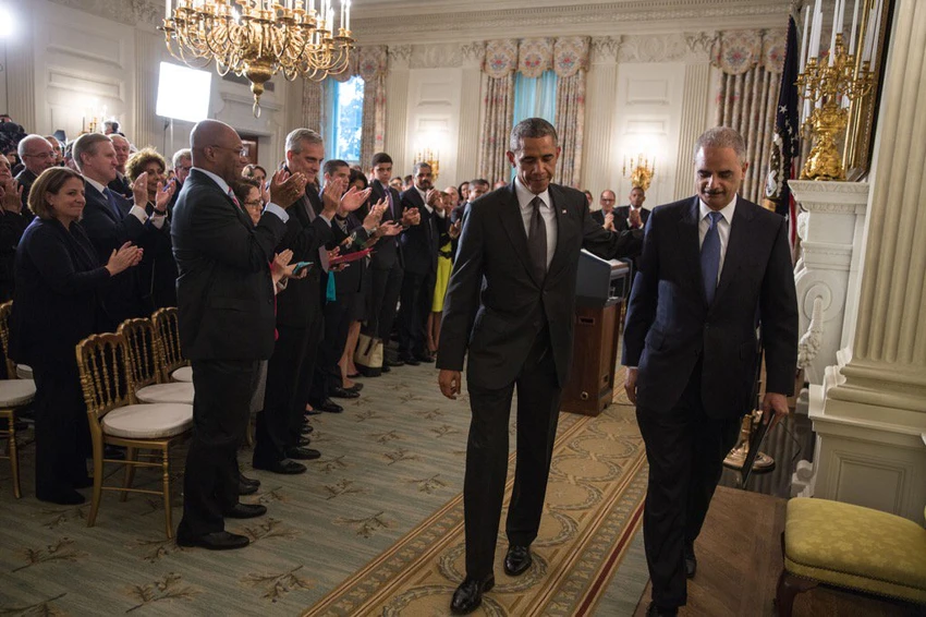 Cựu Tổng thống Obama (giữa) và cựu Bộ trưởng Tư pháp Eric Holder (phải). Bức ảnh ông Holder đưa trên trang TWITTER của mình vào ngày 20-1 cùng dòng chữ “Làm tốt lắm, ngài Tổng thống. Xin cám ơn”.