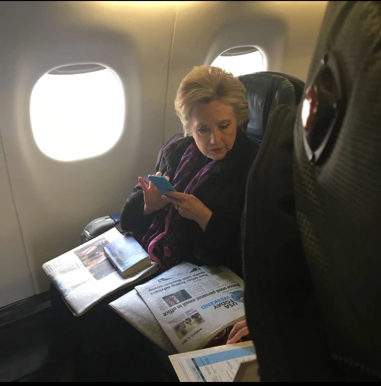 Bức ảnh bà Clinton đọc thông tin ông Pence sử dụng email riêng thời còn làm thống đốc. Ảnh: TWITTER
