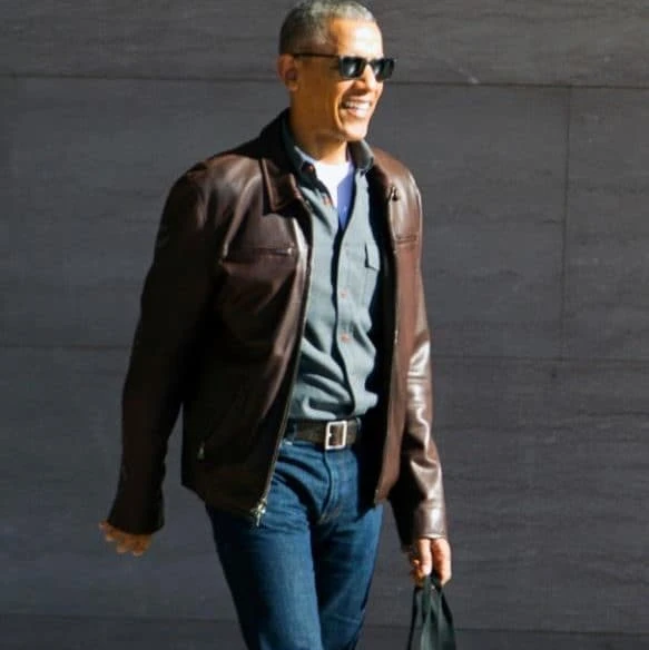 Tổng thống Obama phong độ trẻ trung với trang phục cá tính. Ảnh: AP