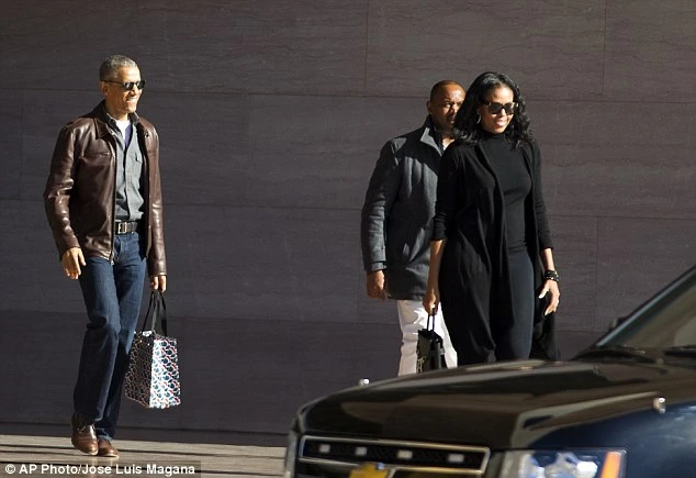 Cựu Tổng thống Barack Obama và vợ Michelle Obama rời khỏi Bảo tàng Nghệ thuật Quốc gia ở thủ đô Washington (Mỹ). Ảnh: AP