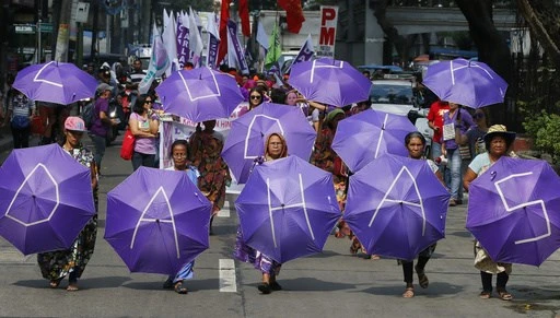 Phụ nữ Philippines tuần hành vì quyền phụ nữ ở thủ đô Manila ngày 8-3. Ảnh: AP