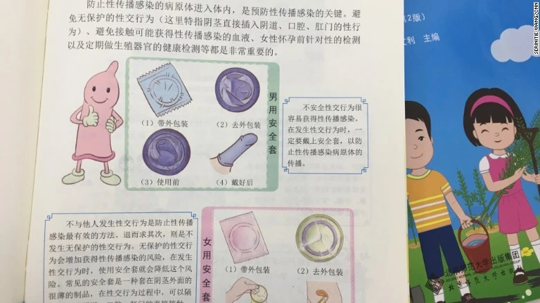 Tình dục an toàn và sử dụng bao cao su được đề cập trong sách. Ảnh: CNN