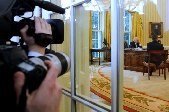 Tổng thống Mỹ Donald Trump điện đàm với Thủ tướng Đức Angela Merkel từ phòng Bầu dục, Nhà Trắng ngày 28-1. Ảnh: REUTERS
