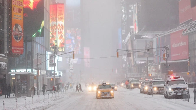 Bão tuyết kinh hoàng ập vào bờ đông nước Mỹ ảnh 2 Tuyết phủ đường phố New York ngày 13-3. Ảnh: AFP