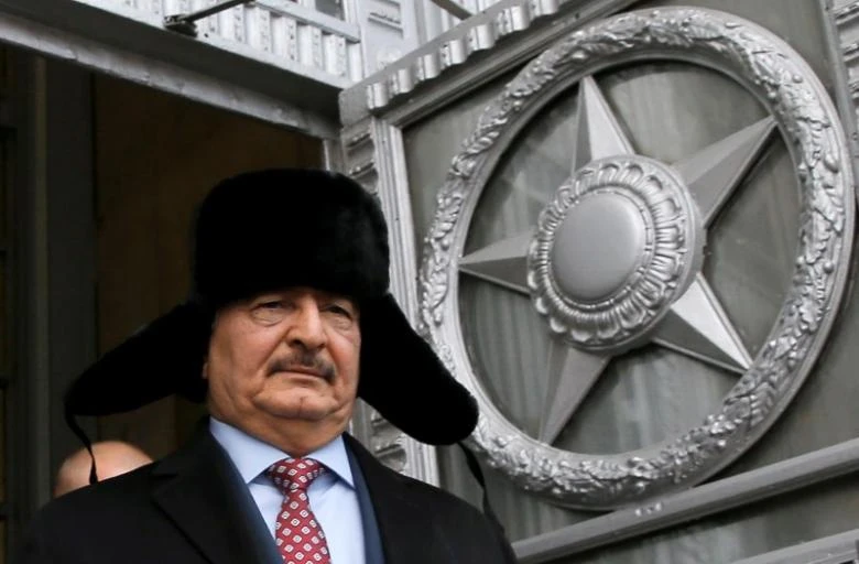 Nga triển khai quân ở Ai Cập, can dự ở Libya ảnh 1 Tướng Khalifa Haftar, Tư lệnh lực lượng Quân đội quốc gia Libya sau cuộc gặp với Ngoại trưởng Nga Sergei Lavrov tại Moscow (Nga) ngày 29-11-2016. Ảnh: REUTERS