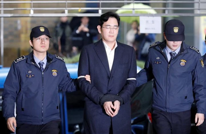 'Thái tử Samsung' điều hành đế chế từ nhà giam ảnh 2 Phó Chủ tịch Samsung Group Lee Jay-yong đến văn phòng công tố đặc biệt ở Seoul ngày 22-2, năm ngày sau khi bị bắt giam. Ảnh: REUTERS