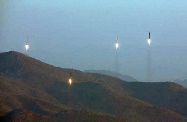 Triều Tiên phóng cùng lúc 4 tên lửa đạn đạo ngày 6-3. Ảnh: RODONG SINMUN
