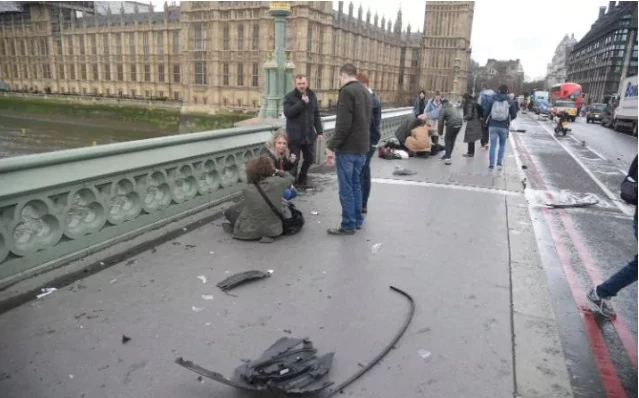 Người bị thương trên cầu Westminster khi xe kẻ tấn công chạy qua. Ảnh: REUTERS