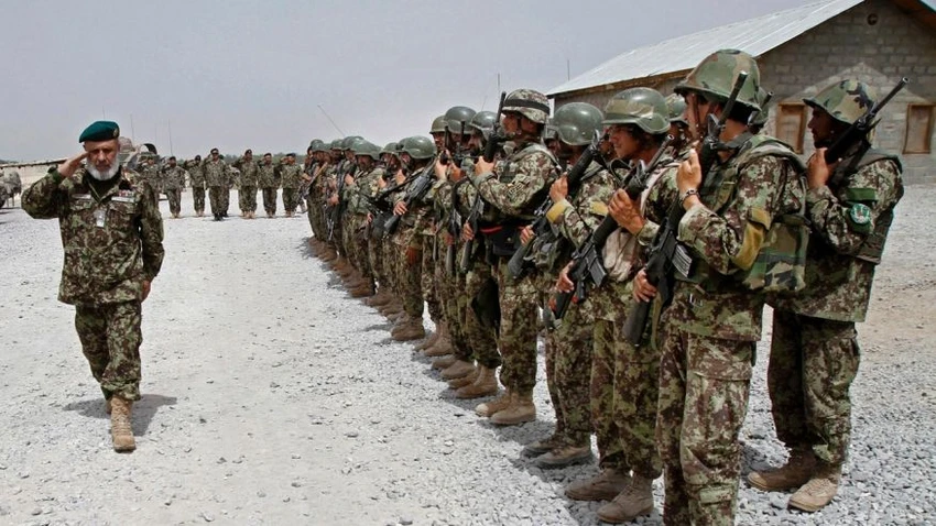Binh sĩ Afghanistan đang được binh sĩ Mỹ huấn luyện. Ảnh: AP