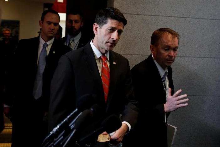 Chủ tịch Hạ viện Paul Ryan (giữa) sau cuộc họp với Tổng thống Trump tại Nhà Trắng ngày 23-3. Ảnh: REUTERS