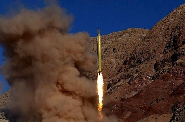 Iran phóng tên lửa đạn đạo ngày 9-3-2016. Ảnh: REUTERS