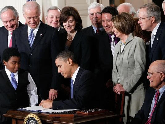 Tổng thống Obama ký thông qua luật Obamacare ngày 23-3-2010. Ảnh: GETTY IMAGES