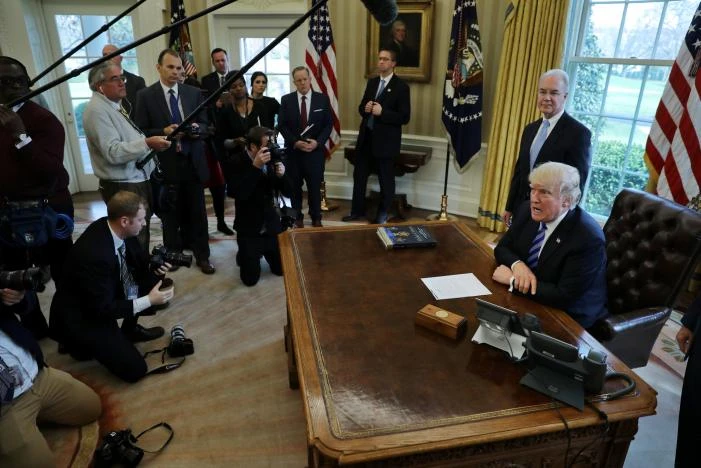 Vẻ mặt khó coi của Tổng thống Donald Trump khi họp báo tại Nhà Trắng sau khi dự luật bảo hiểm y tế của ông bị Hạ viện hủy bỏ phiếu, ngày 24-3. Ảnh: REUTERS