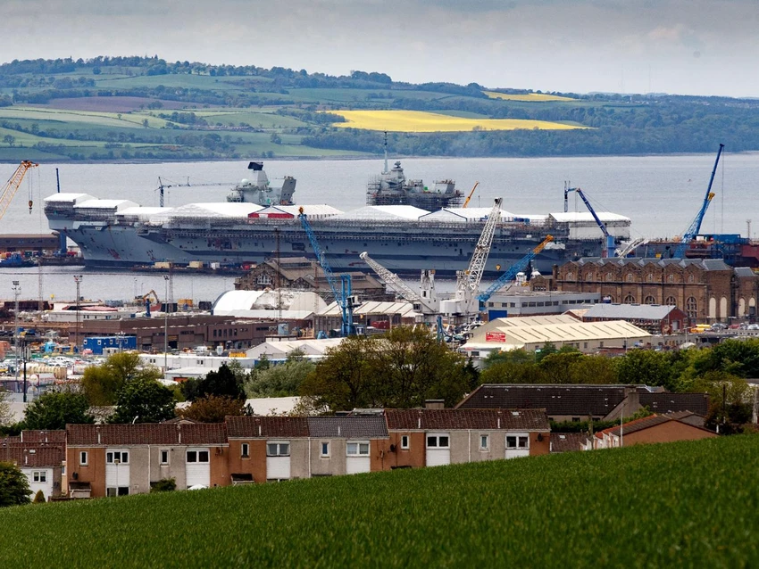 Tàu sân bay HMS Queen Elizabeth của Anh được cho là không đỡ nổi tên lửa siêu thanh Zircon của Nga. Ảnh: AFP