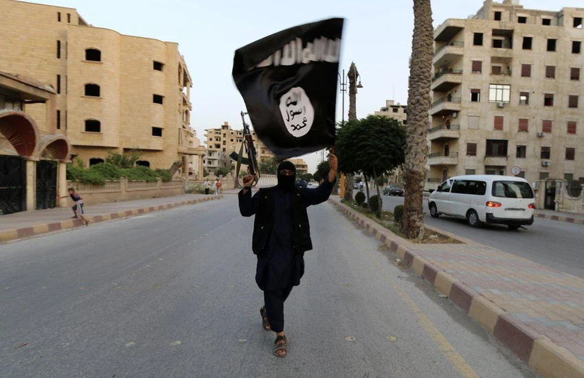 Một tay súng IS ở TP Raqqa (Syria). Ảnh: REUTERS