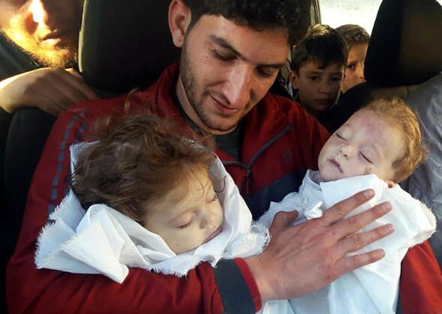 Anh Abdul-Hamid Alyousef cùng 2 con sinh đôi thiệt mạng trong vụ tấn công bằng vũ khí hóa học ở làng Khan Sheikhoun, tỉnh Idlib (Syria) ngày 4-4. Ảnh: AP
