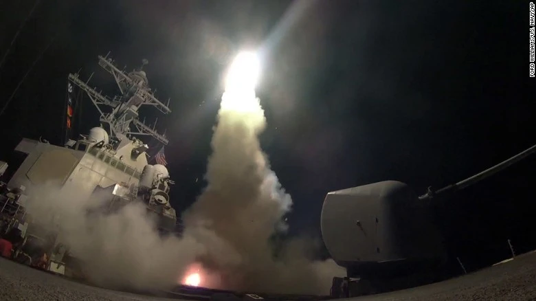 Tên lửa hành trình Tomahawk được phóng từ tàu USS Porter từ Địa Trung Hải về Syria tối 6-4. Ảnh: US NAVY