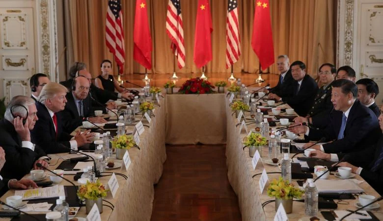 Hai phái đoàn Mỹ (trái) và Trung Quốc đối thoại tại khu nghỉ mát Mar-a-Lago, Florida (Mỹ) ngày 7-4. Ảnh: REUTERS