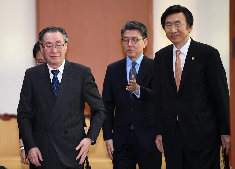 Ông Trump khó lòng đơn phương tấn công Triều Tiên ảnh 1 Hai đặc phái viên hạt nhân Trung Quốc Vũ Đại Vĩ (trái) và Hàn Quốc Kim Hong-kyun (giữa) cùng Ngoại trưởng Hàn Quốc Yun byung-se tại Seoul ngày 10-4. Ảnh: NEW YORK TIMES