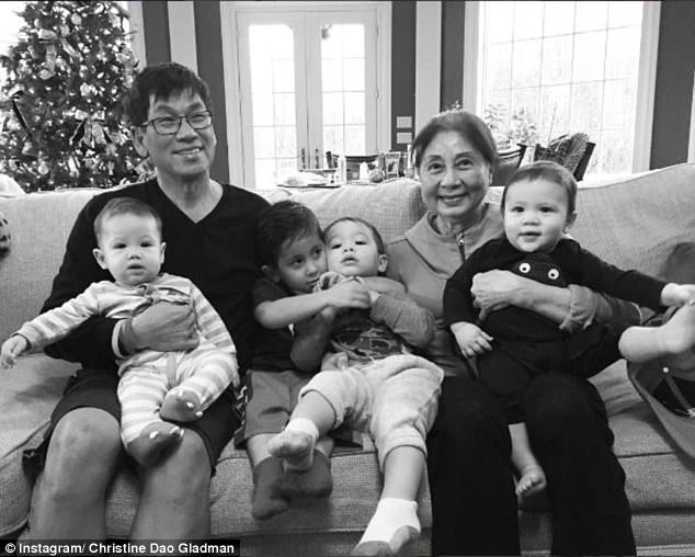Vợ chồng ông Dao các cháu. Ảnh: DAILY MAIL