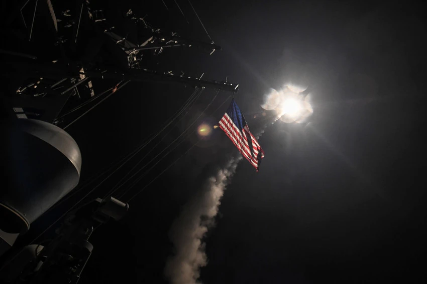 Tàu chiến Mỹ phóng tên lửa hành trình Tomahawk vào Syria sáng sớm 7-4. Ảnh: NEW YORK POST