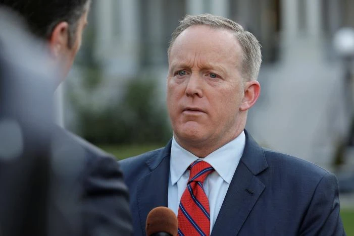 Người phát ngôn Nhà Trắng Sean Spicer xin lỗi vì so sánh Tổng thống Syria Assad với trùm Đức Quốc xã Hiller, trong cuộc trả lời phỏng vấn với CNN ngày 11-4. Ảnh: REUTERS