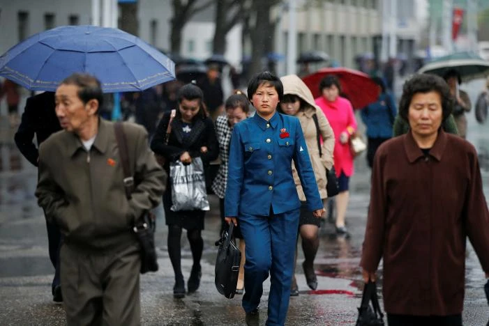 Người dân Triều Tiên trên đường phố Bình Nhưỡng ngày 14-4. Ảnh REUTERS
