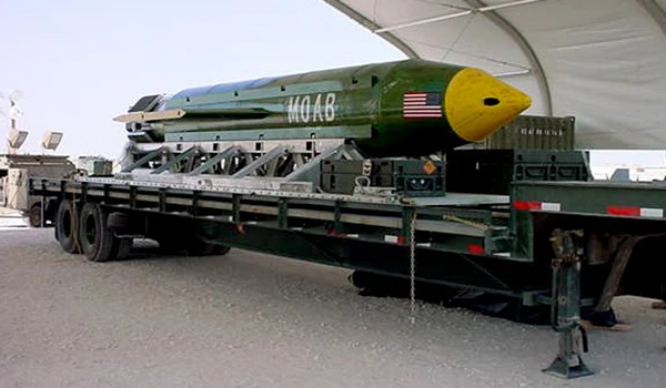 “Bom mẹ” GBU-43/B – MOAB của Mỹ. Ảnh: DODLIVE