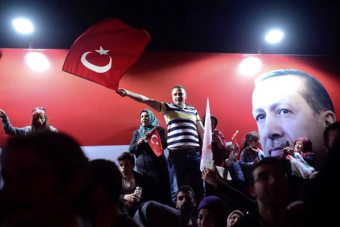 Người ủng hộ Tổng thống Erdogan mừng chiến thắng, tại thủ đô Ankara (Thổ Nhĩ Kỳ) ngày 16-4. Ảnh: REUTERS