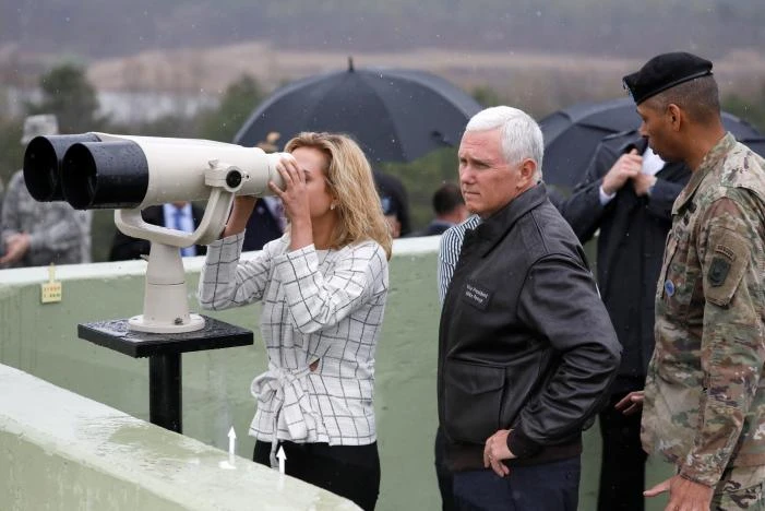Phó Tổng thống Mỹ Mike Pence (giữa) cùng con gái nhìn sang bên Triều Tiên qua kính viễn vọng tại một đồn quan sát của quân đội Hàn Quốc tại khu phi quân sự ở tỉnh Paju (Hàn Quốc) sáng 17-4. Ảnh: REUTERS
