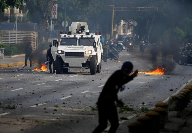 Người biểu tình xung đột với cảnh sát tại thủ đô Caracas (Venezuela) ngày 19-4. Ảnh: REUTERS